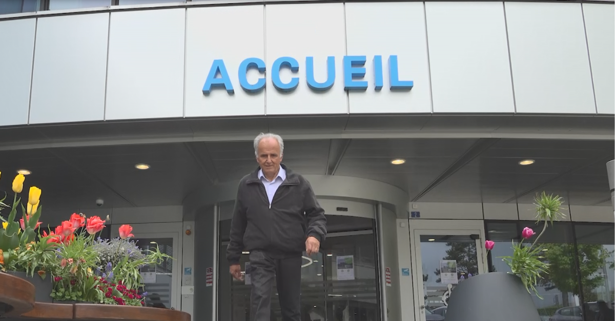 M. Simonin sortant de l'Hôpital de Morges après un traitement 