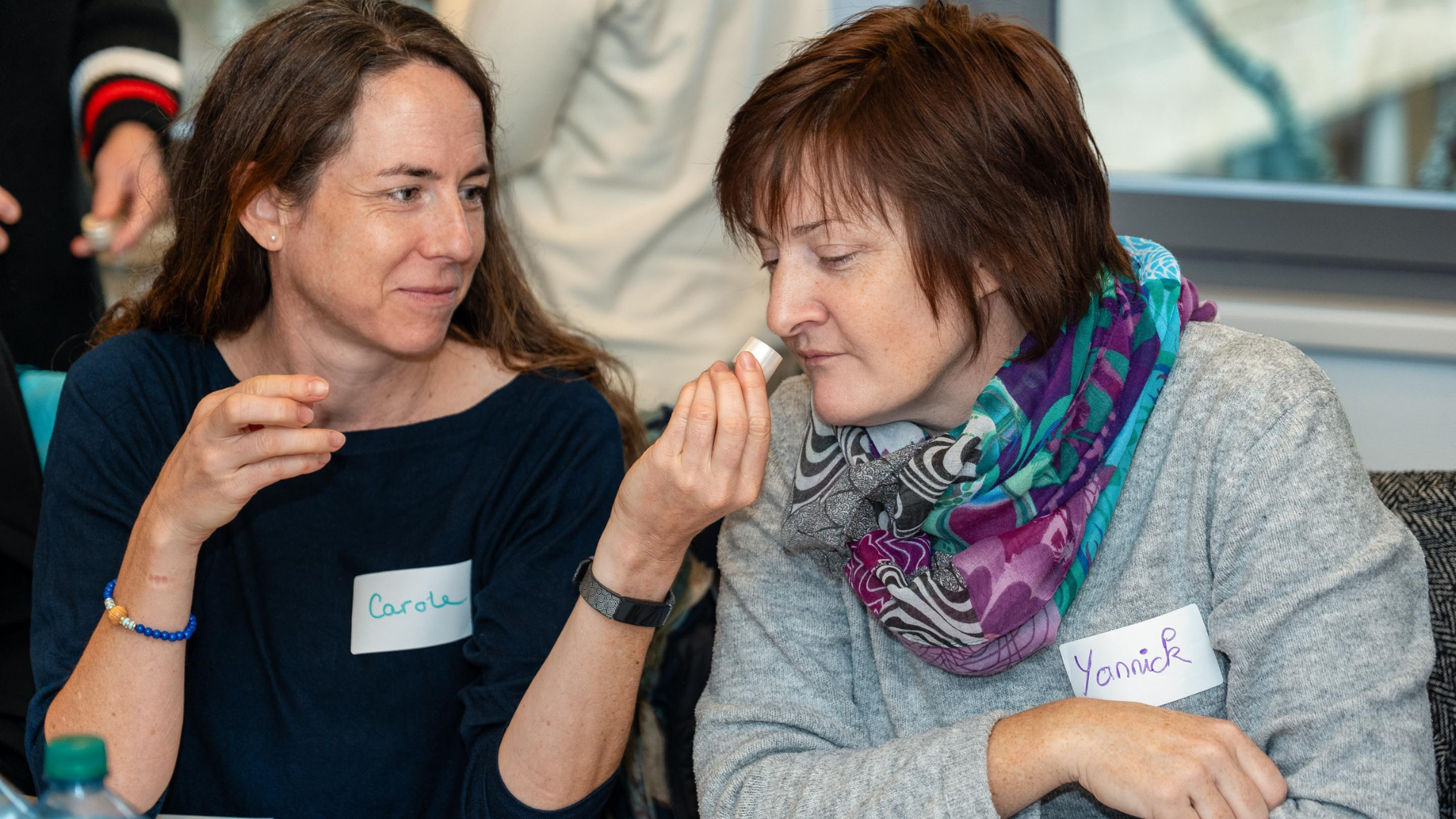 Deux personnes en formation en hypnose clinique testent le lien entre la stimulation olfactive et les états modifiés de conscience