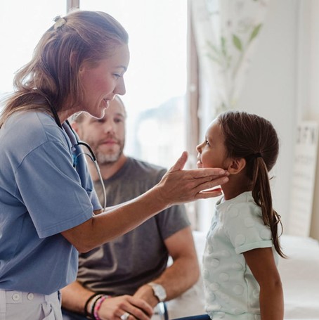Consultation médicale entre une fille et une professionnelle de santé 